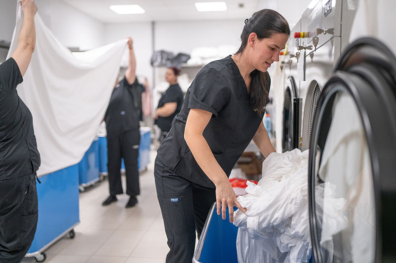 How Laundry Delivery Services Support Healthcare Facilities